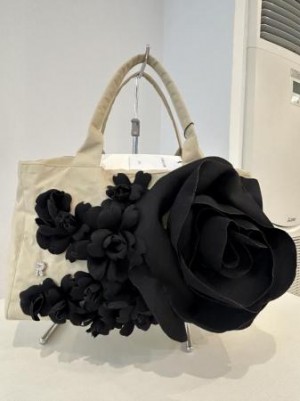 さえら【レインダンス】華やかなお花を組み合わせたジュリアシリーズのバッグ