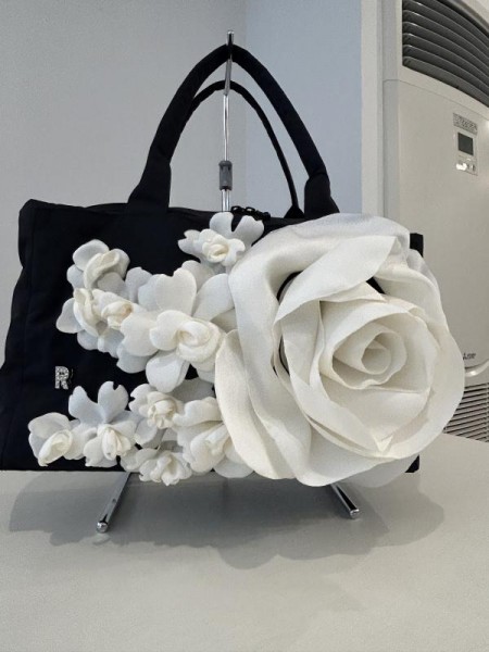 さえら【レインダンス】華やかなお花を組み合わせたジュリアシリーズのバッグ